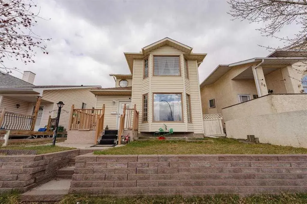 24 Laguna Close NE