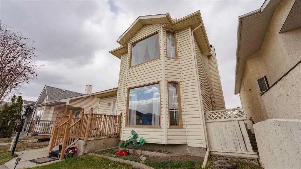 24 Laguna Close NE