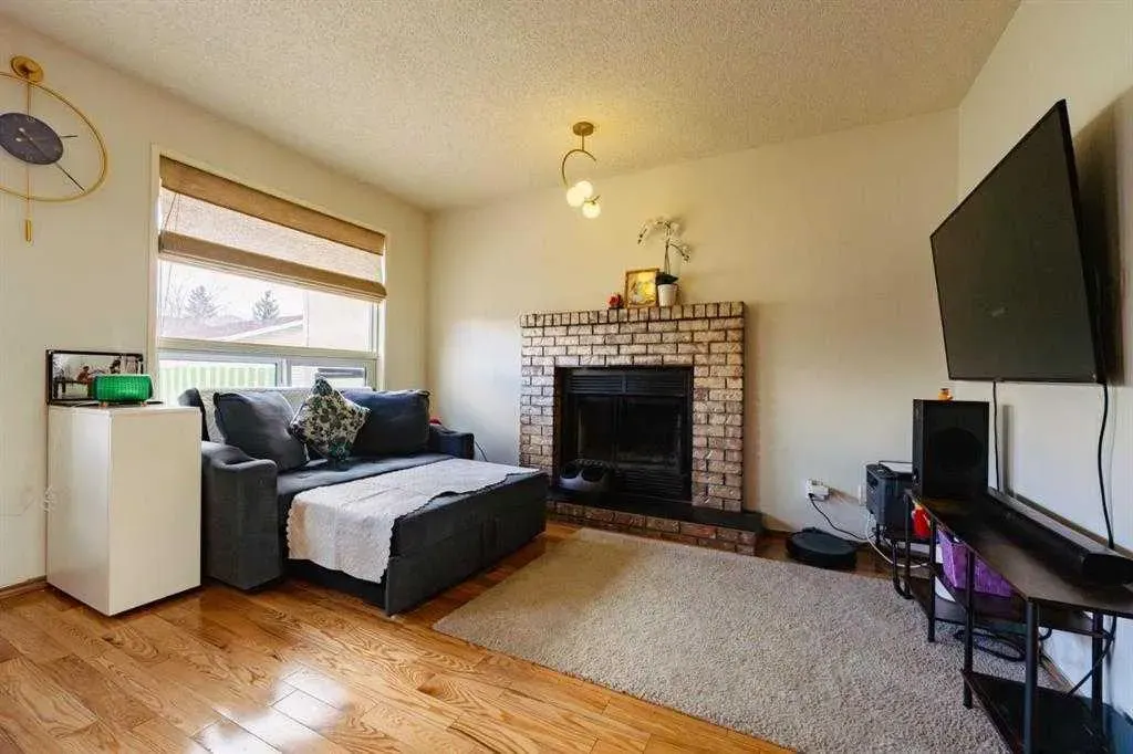 24 Laguna Close NE