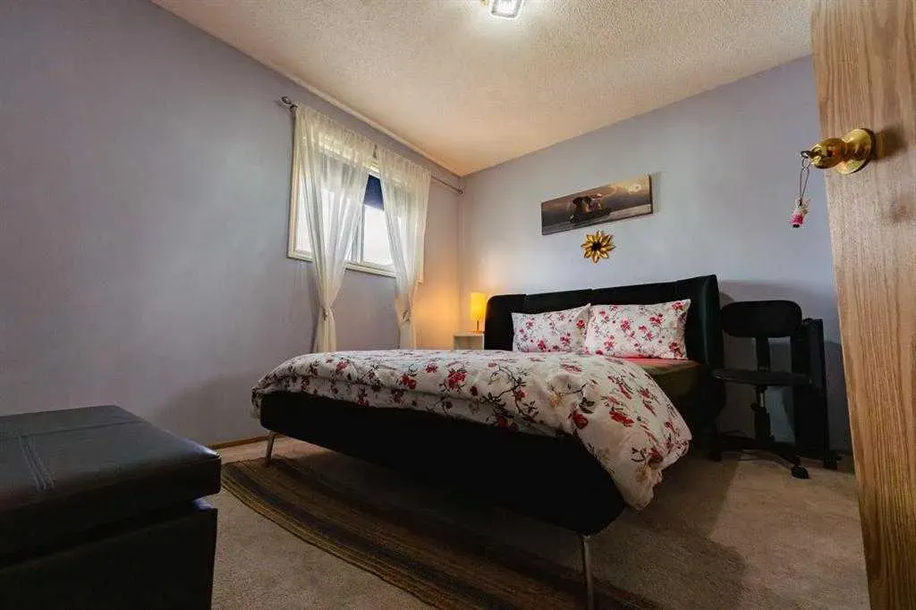 24 Laguna Close NE