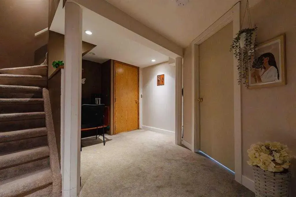 24 Laguna Close NE