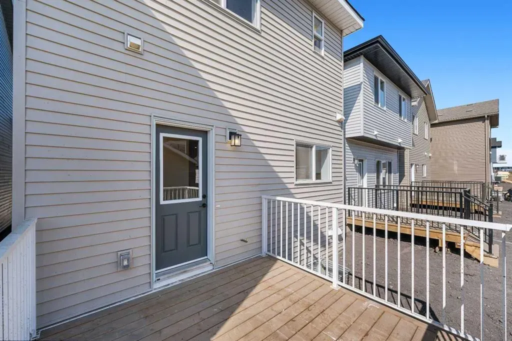 28 Buffaloberry Manor SE