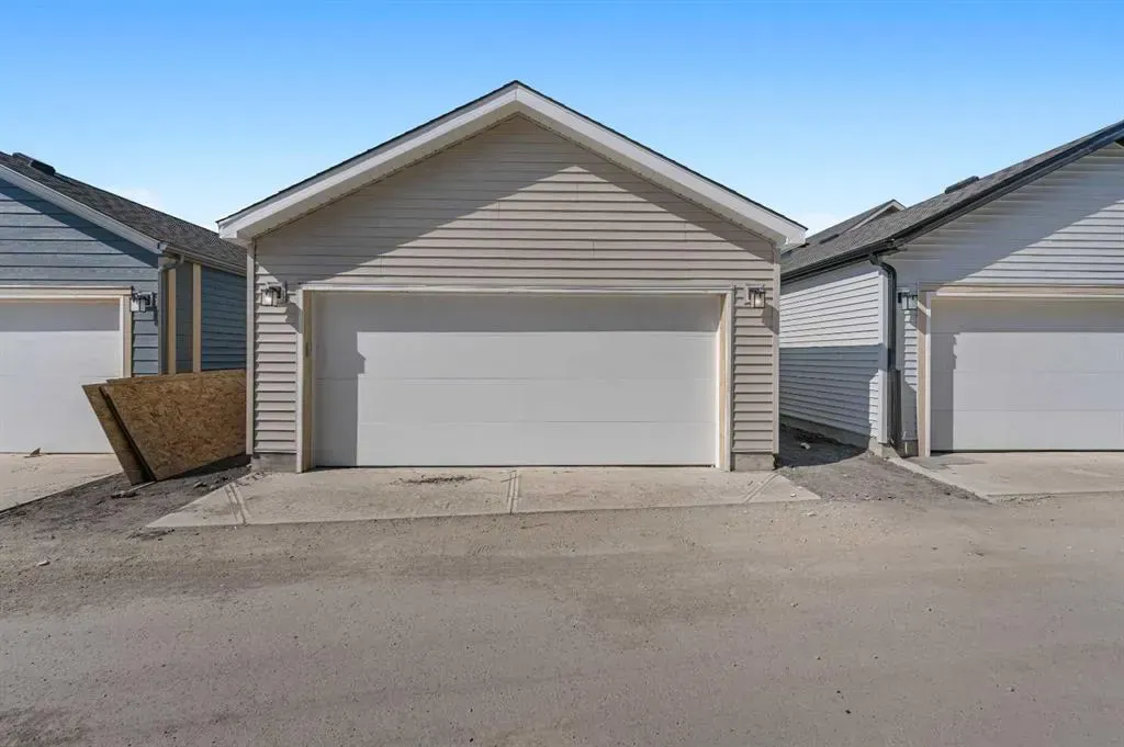 28 Buffaloberry Manor SE