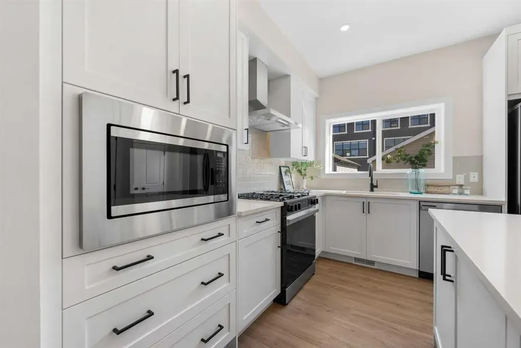 28 Buffaloberry Manor SE