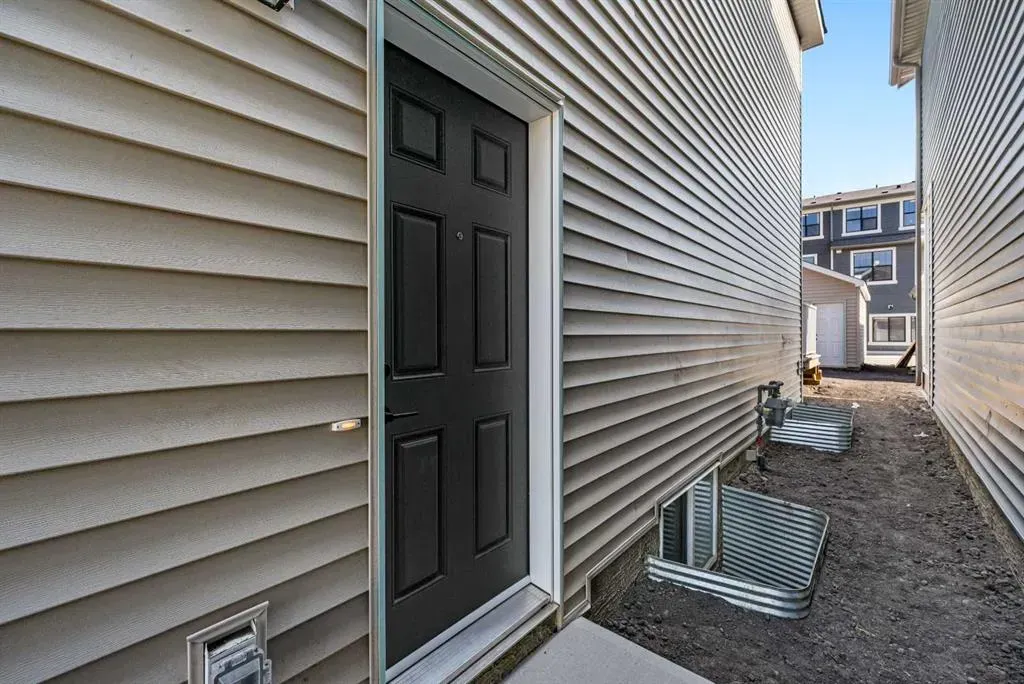 28 Buffaloberry Manor SE