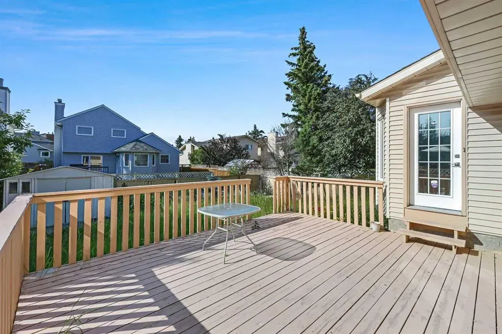 49 Hawktree Circle NW