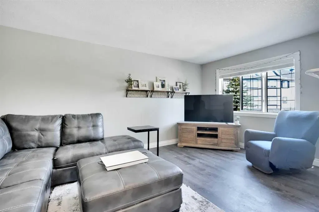 54 Cougar Ridge Mews SW