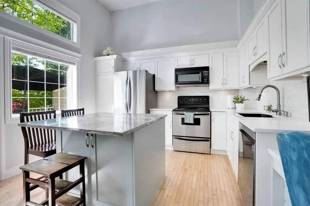 54 Cougar Ridge Mews SW