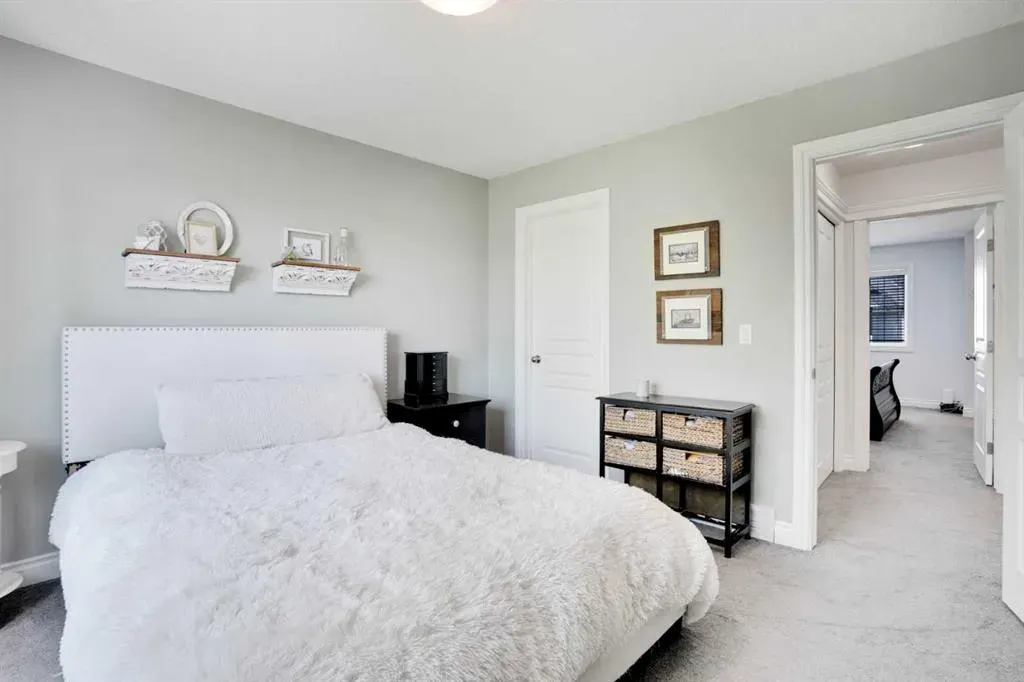 54 Cougar Ridge Mews SW