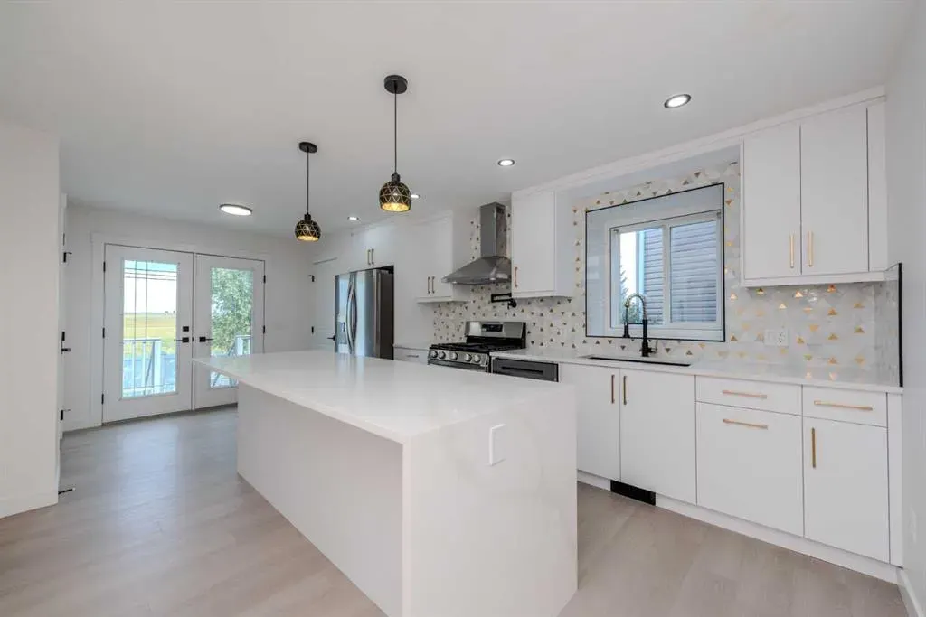 93 Coral Reef Crescent NE