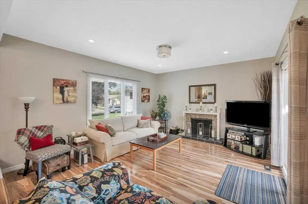 19 Lamoureux Place