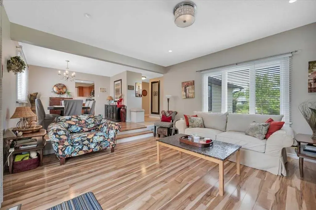 19 Lamoureux Place