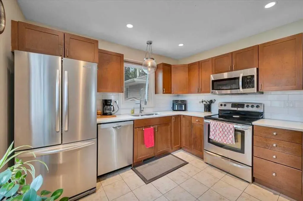 19 Lamoureux Place