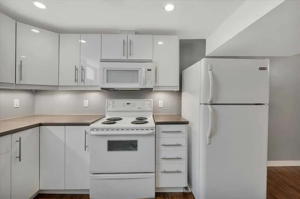 19 Lamoureux Place