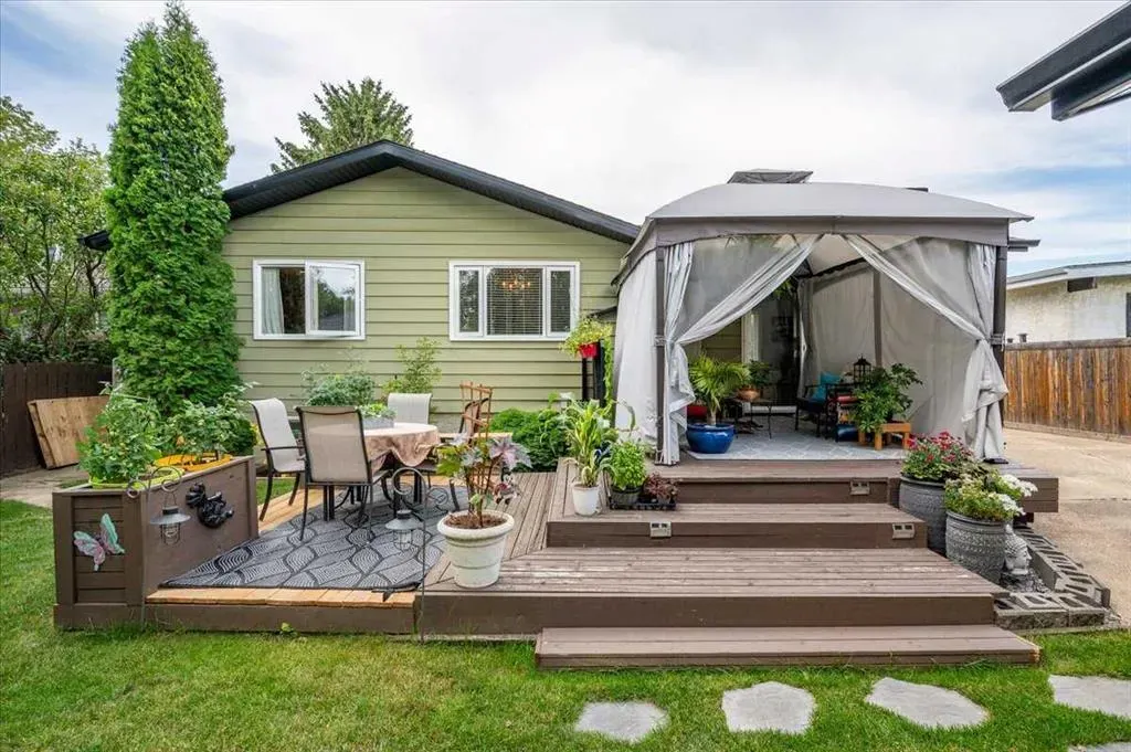 19 Lamoureux Place