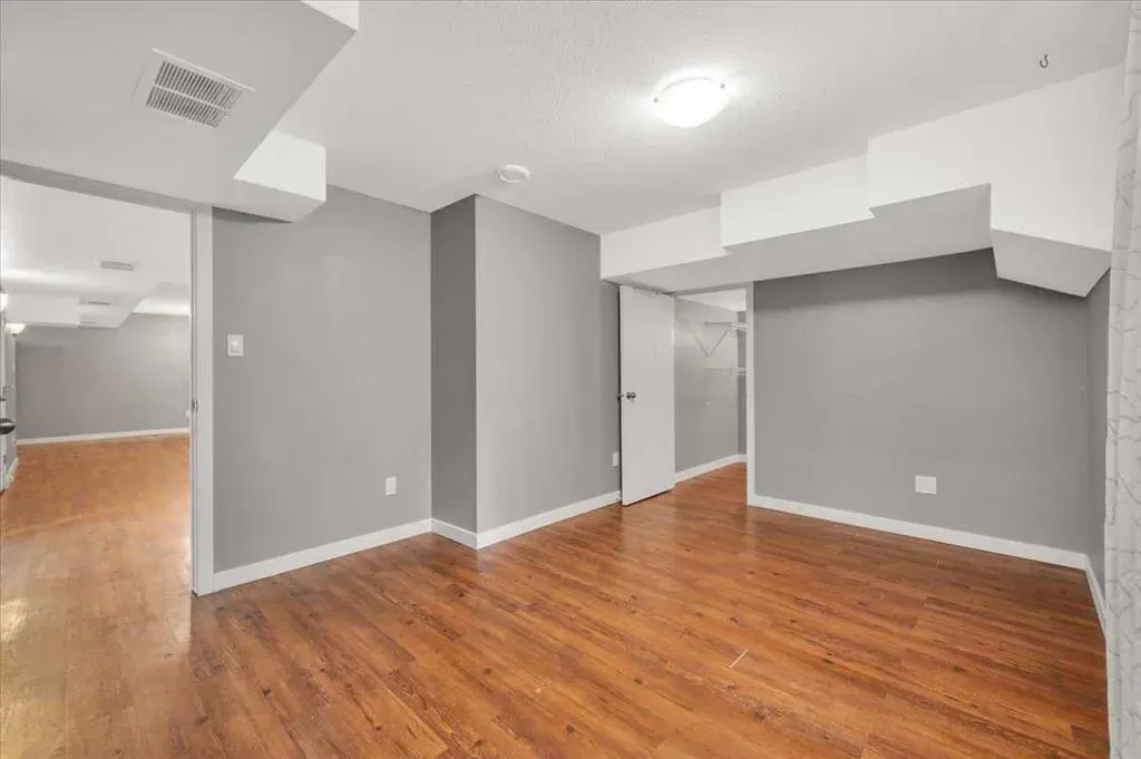 19 Lamoureux Place