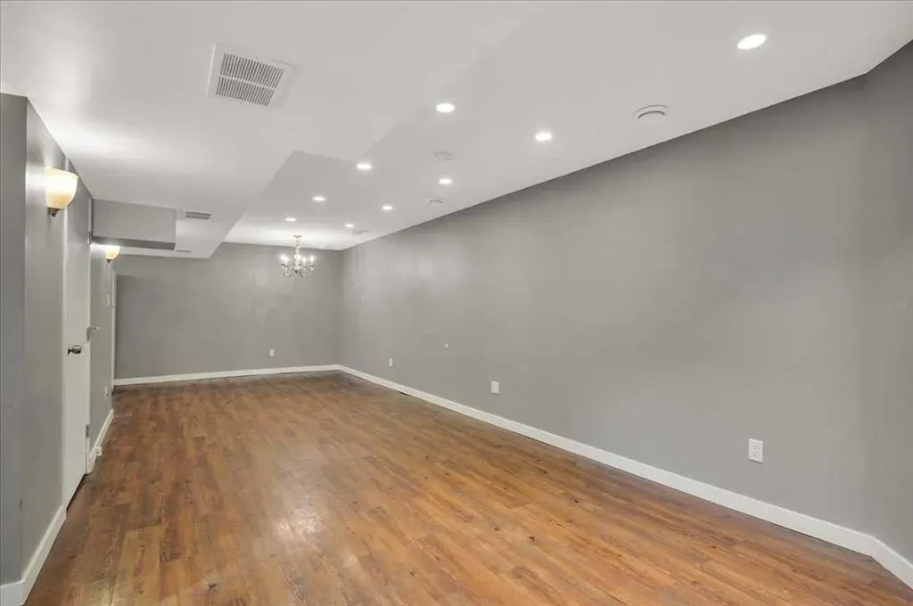 19 Lamoureux Place