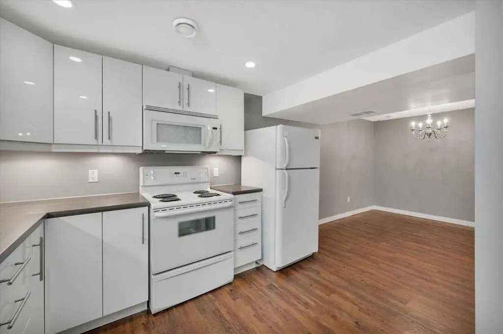 19 Lamoureux Place
