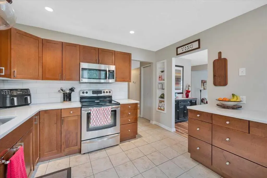 19 Lamoureux Place