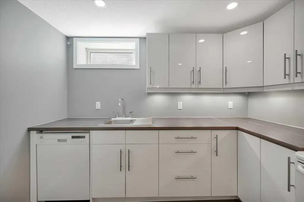 19 Lamoureux Place