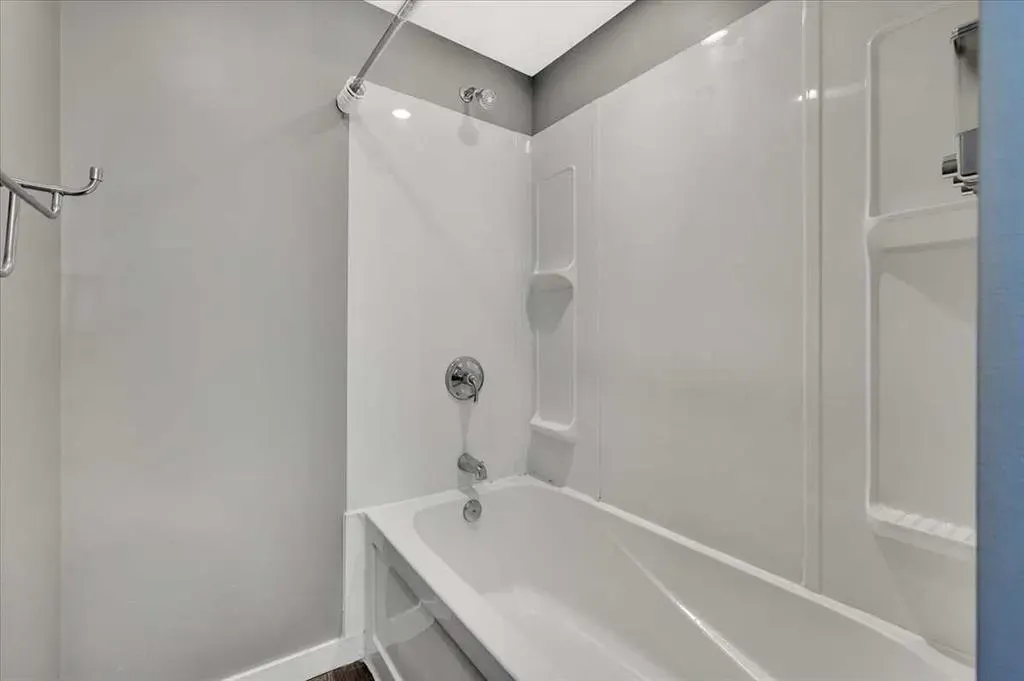 19 Lamoureux Place