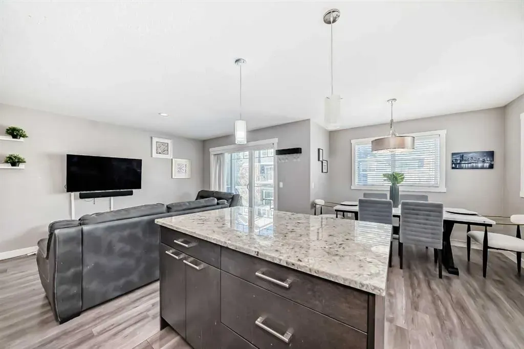 702 Evanston Manor NW