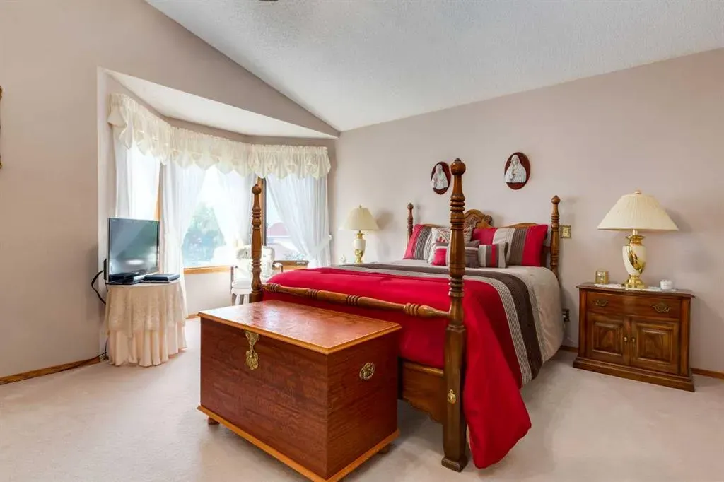 180 Edgevalley Circle NW