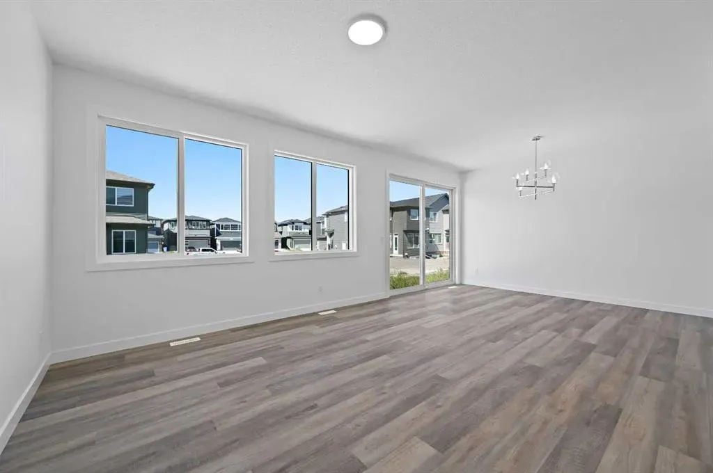 63 Corner Glen Common NE