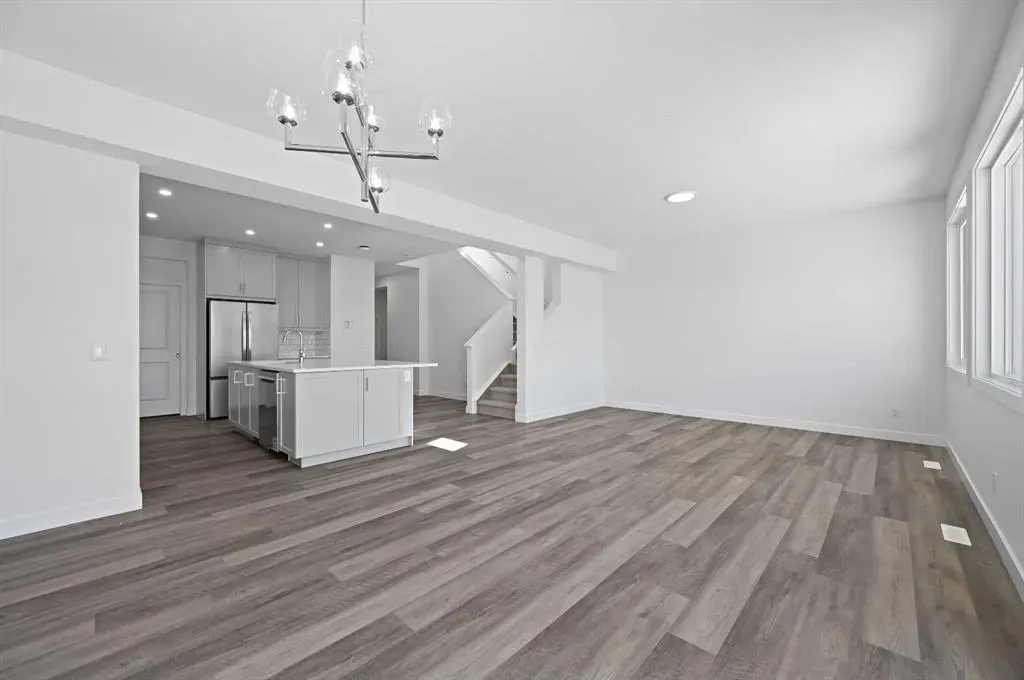 63 Corner Glen Common NE