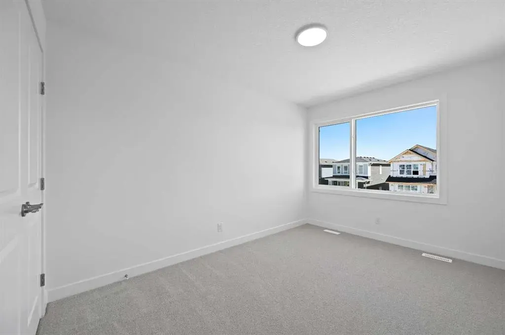 63 Corner Glen Common NE
