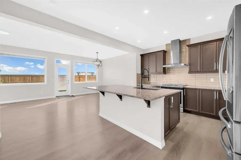 385 Corner Meadows Way NE