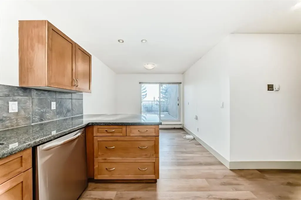 220 Village Terrace SW, #8