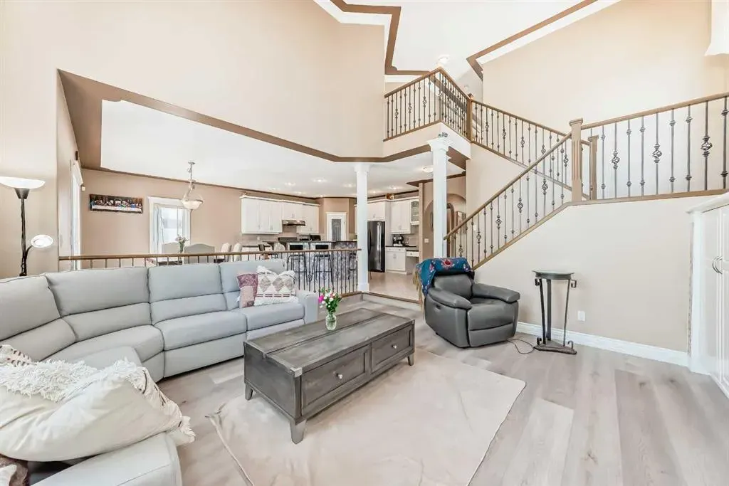 73 Simcoe Close SW