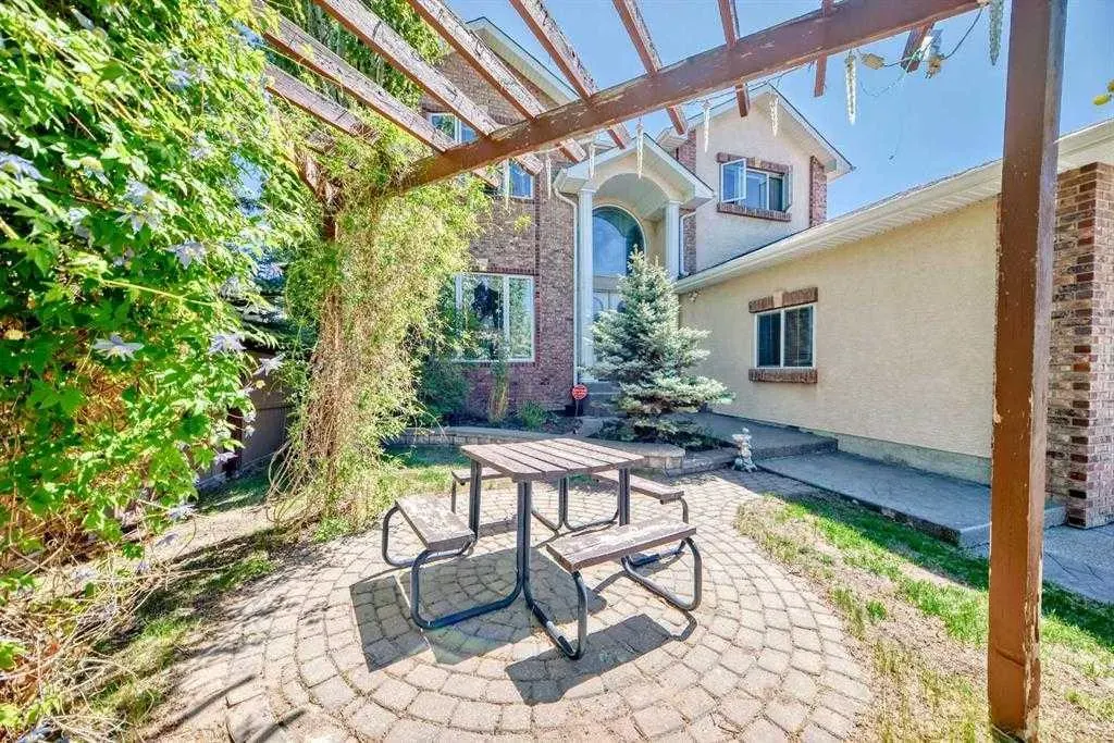 73 Simcoe Close SW
