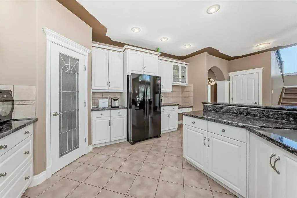 73 Simcoe Close SW