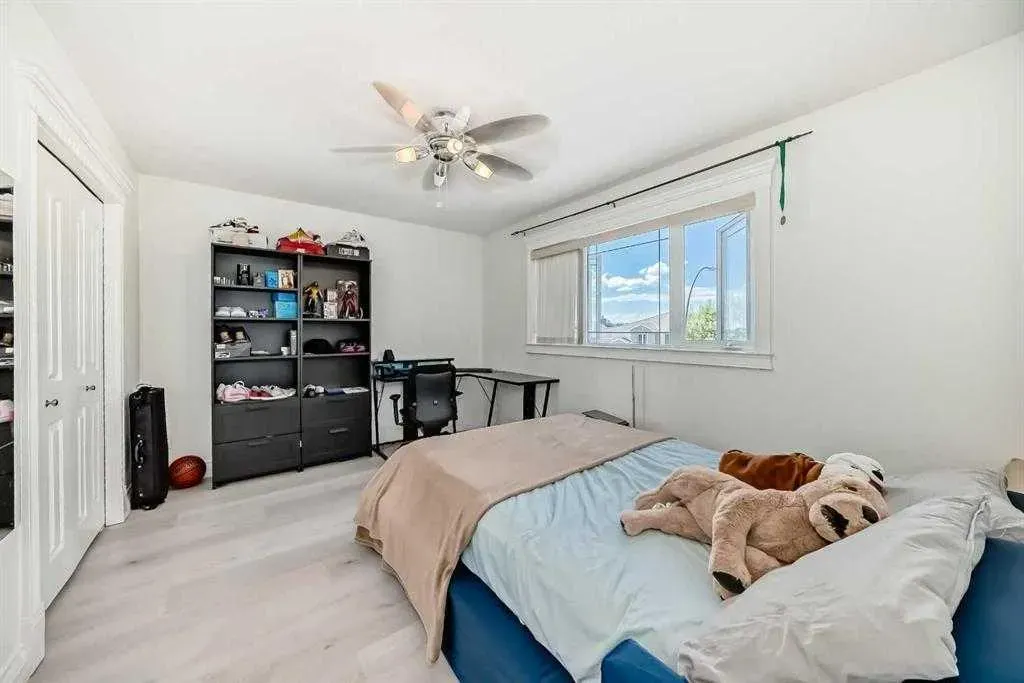 73 Simcoe Close SW