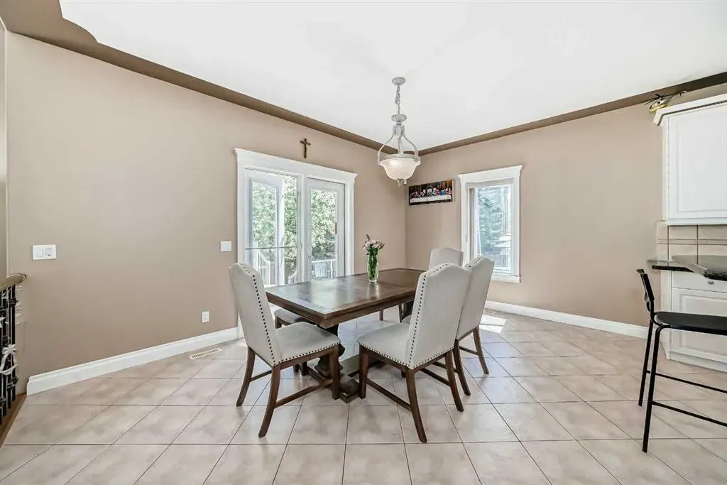 73 Simcoe Close SW