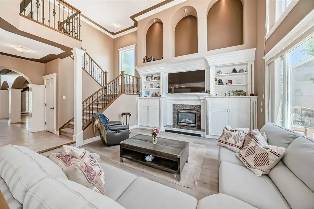 73 Simcoe Close SW