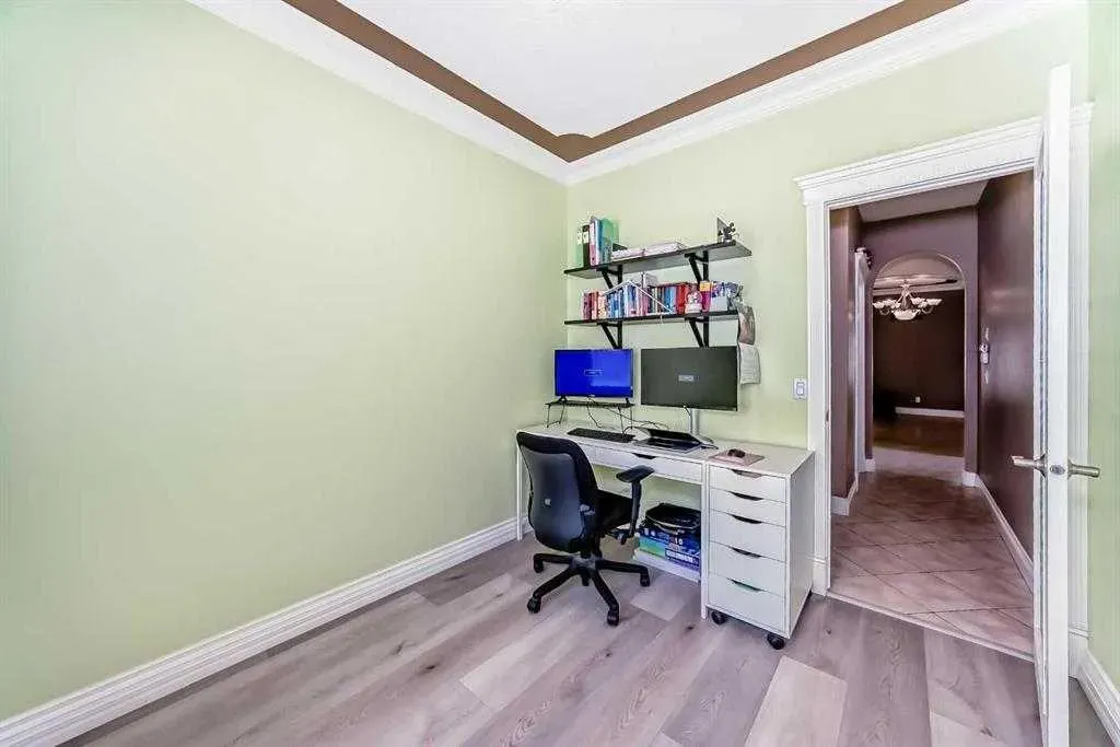 73 Simcoe Close SW