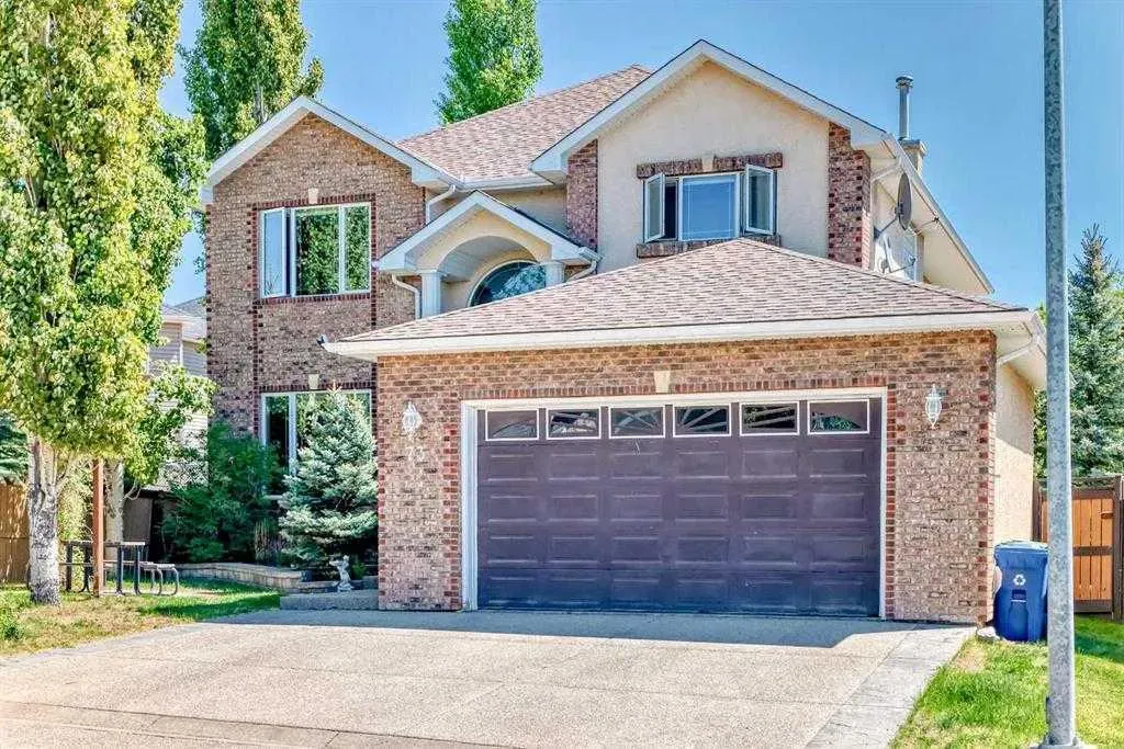 73 Simcoe Close SW