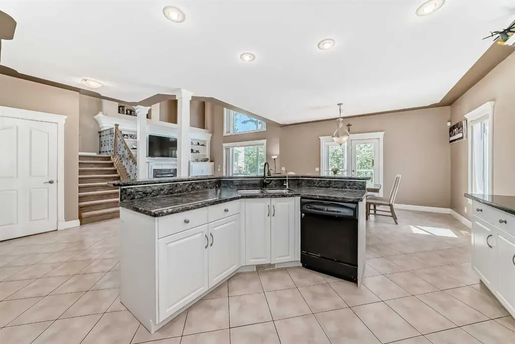 73 Simcoe Close SW