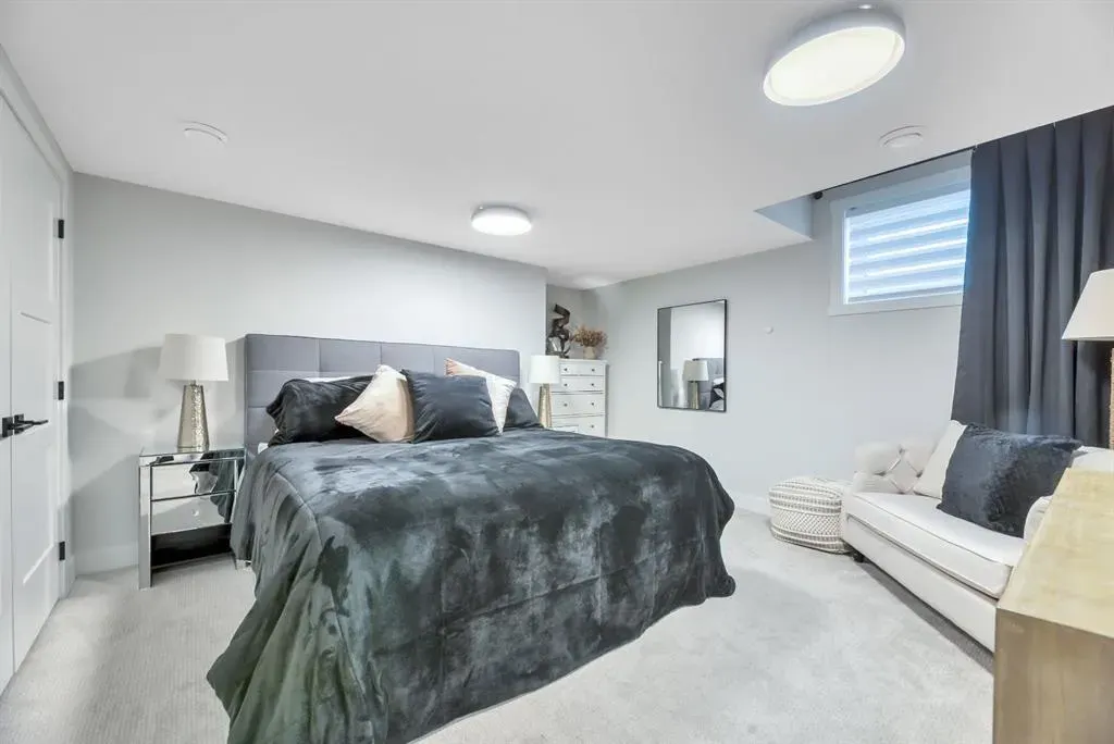 252 Marina Grove SE