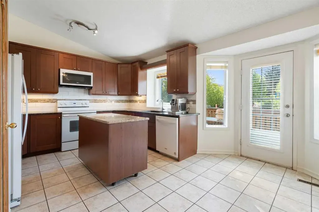 136 Sunvista Close SE