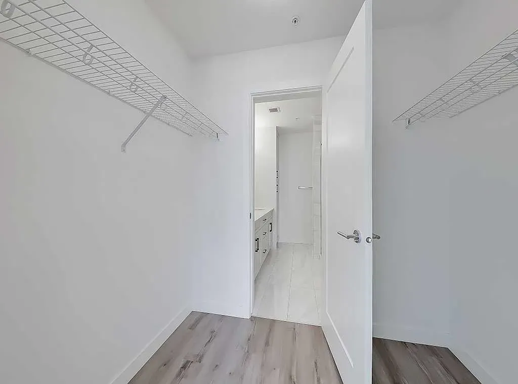 25 Walgrove SE, #201