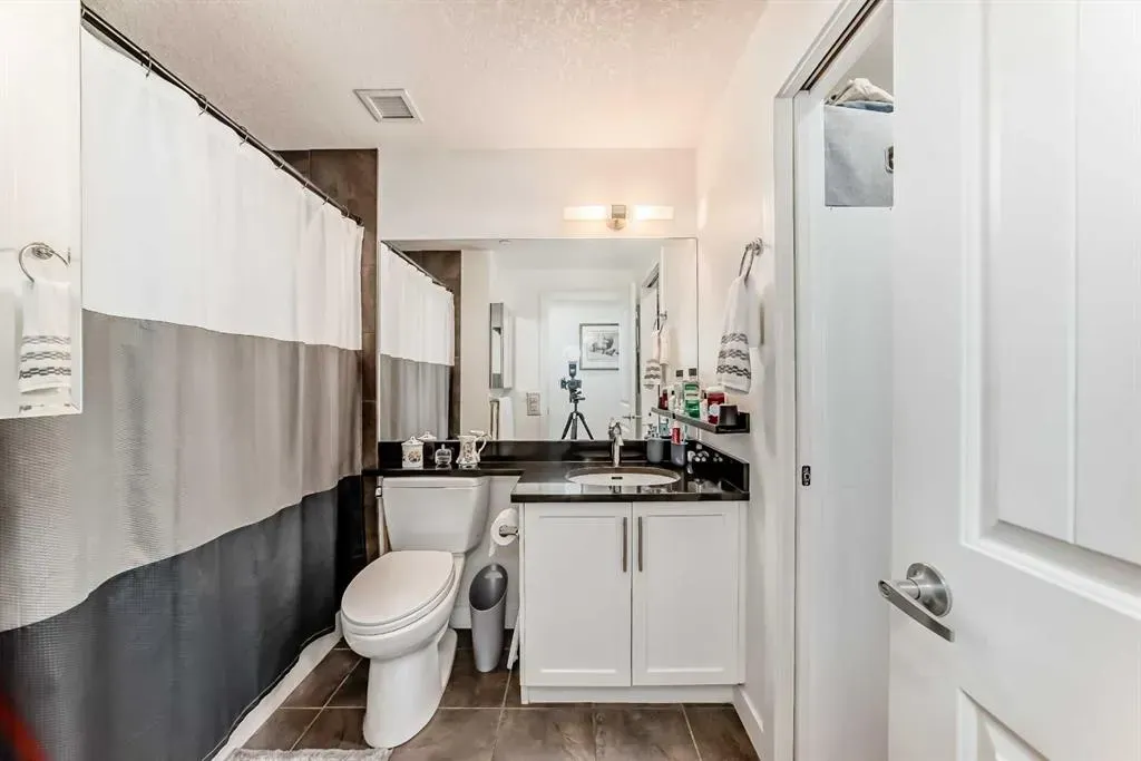 1005A Westmount Drive, #211
