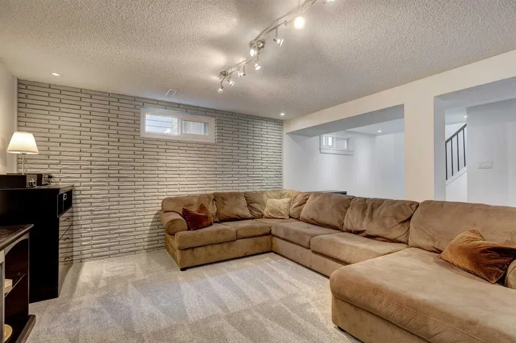 82 Gladys Ridge Road SW