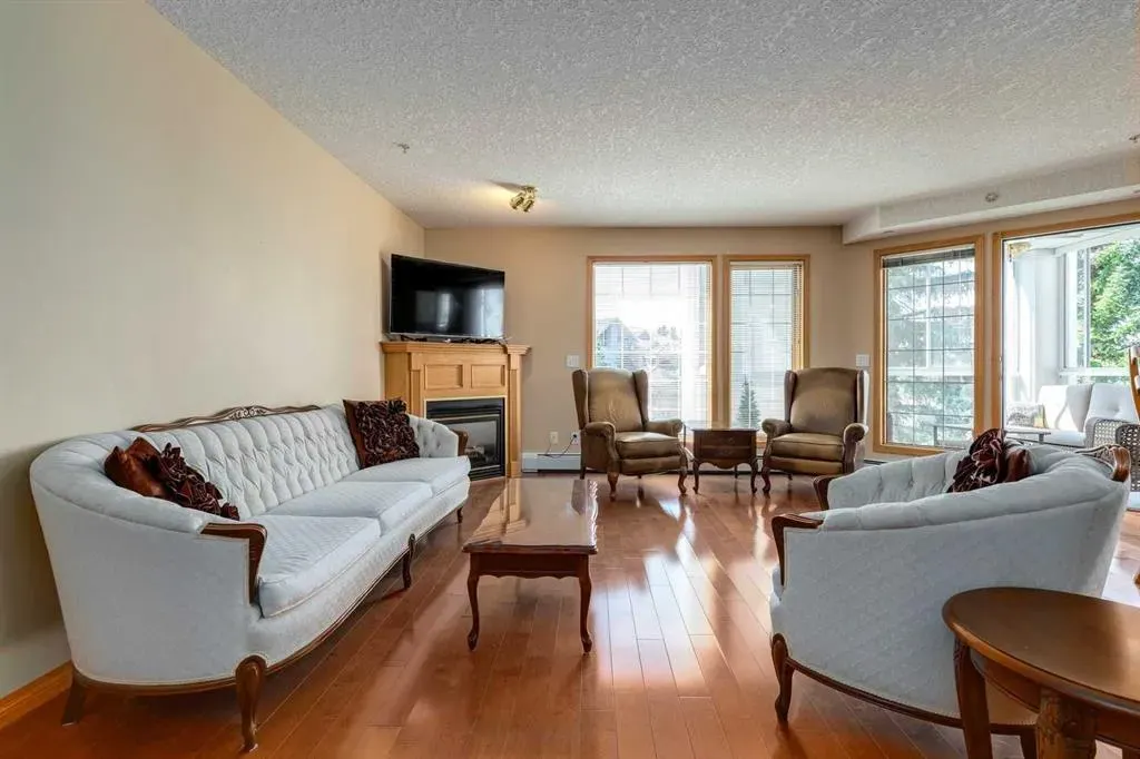 6868 Sierra Morena Boulevard SW, #220
