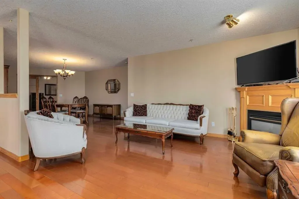 6868 Sierra Morena Boulevard SW, #220