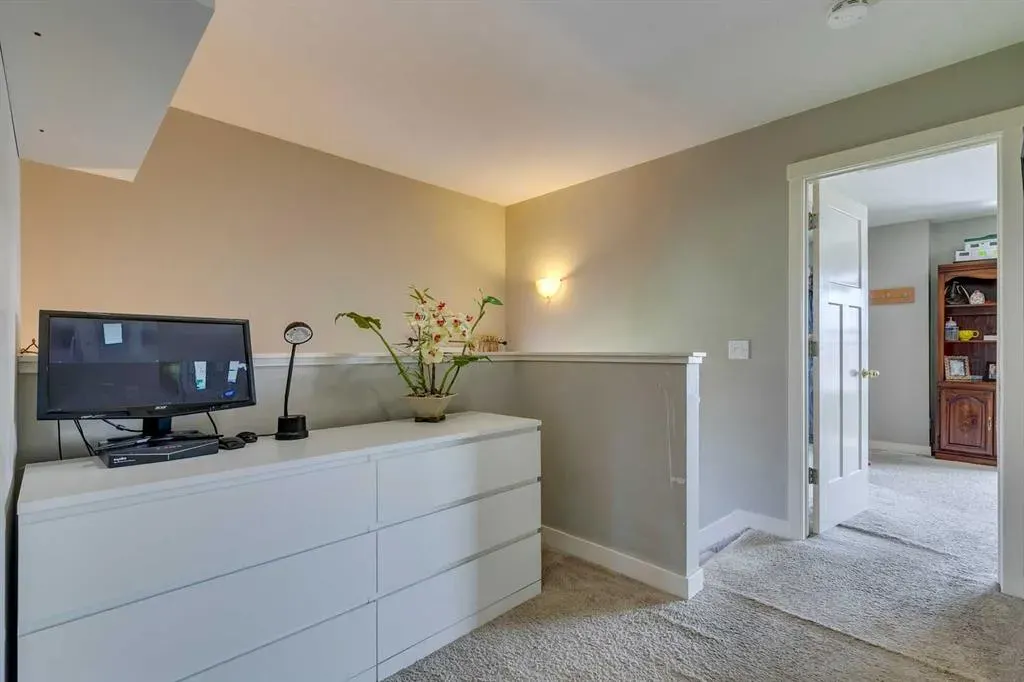 43 Sunrise Crescent NE