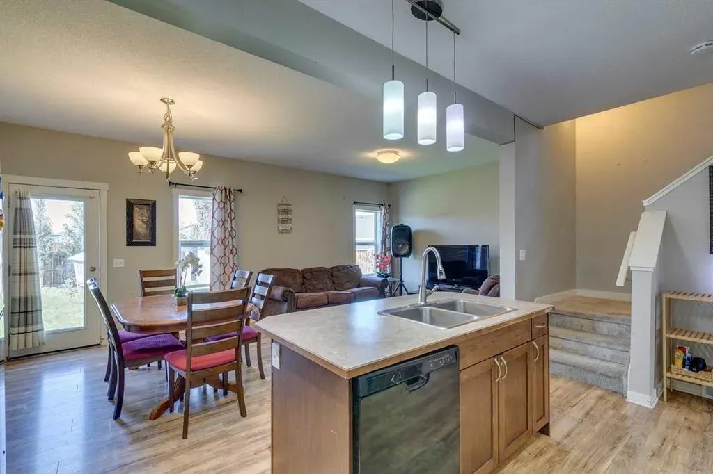 43 Sunrise Crescent NE